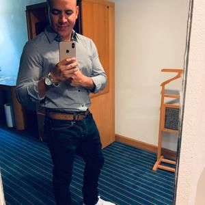 Meet your Posher, Cesar